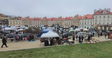 Nie masz planów na niedzielę? Odwiedź ostatnią w tym roku Giełdę Staroci na Placu Zamkowym! Co można tam znaleźć?