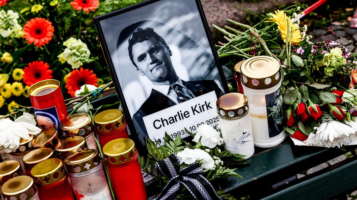 Flowers and candles are placed in front of a photo of the slain US political activist Charlie Kirk during a vigil in reaction to his assassination, in Berlin, Germany, 13 September 2025. Kirk was fatally shot on 10 September at an event at Utah Valley University. The vigil was held near the Brandenburg Gate in front of the US embassy. EPA/FILIP SINGER Dostawca: PAP/EPA.