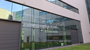 Napisy na budynku ASP Katowice. Najpierw był jeden, teraz są trzy. Chodzi o budzącą emocje ustawę o zabezpieczeniu socjalnym artystów