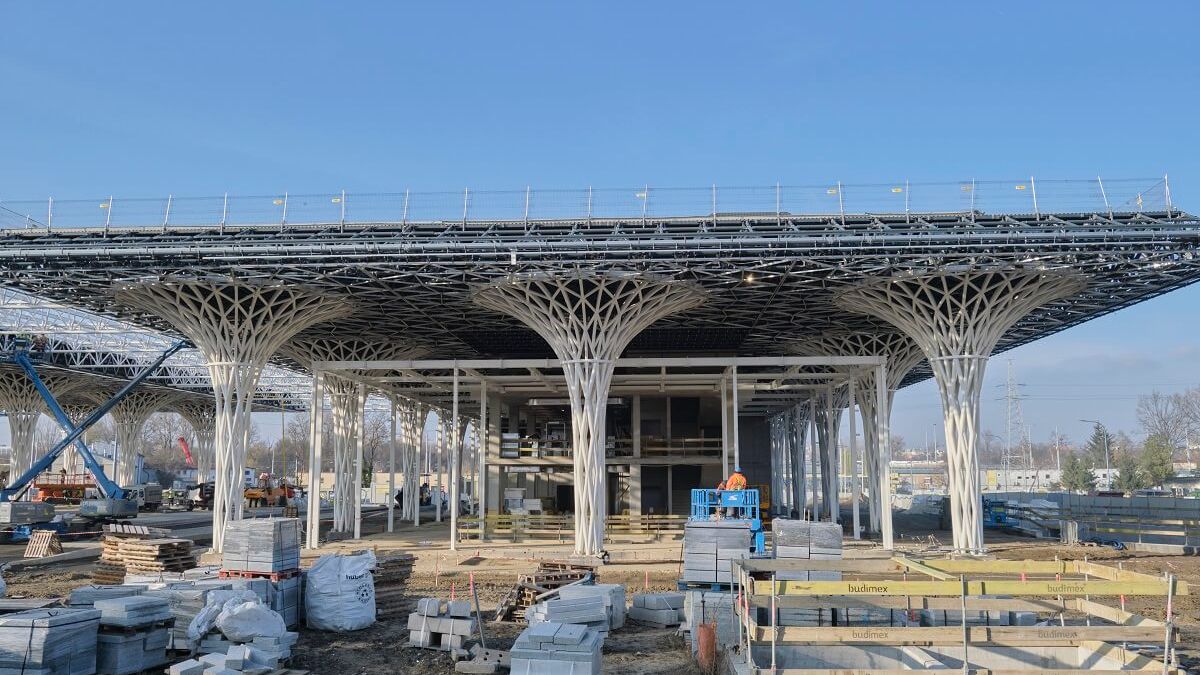 Dworzec Metropolitalny łapie kolejny poślizg