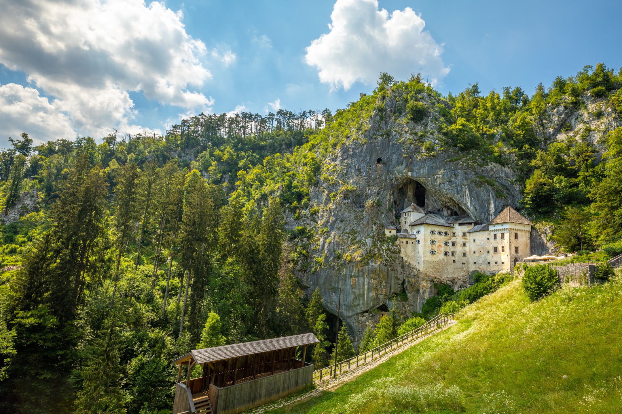Predjamski Grad to świetne miejsce na przystanek w drodze do Chorwacji