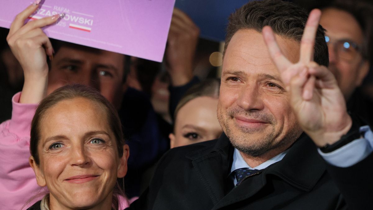 Pruszków, 16.05.2025. Wybory Prezydenta RP 2025 - kampania. Kandydat KO w wyborach prezydenckich, prezydent Warszawy Rafał Trzaskowski (P) wraz z żoną Małgorzatą Trzaskowską (L) podczas wydarzenia "Przybij 5-tkę z Trzaskiem" na zakończenie kampanii prezydenckiej, 16 bm. w Pruszkowie. (sko) PAP/Paweł Supernak