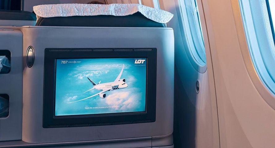 Wi-Fi w samolotach. LOT zaczął montaż
