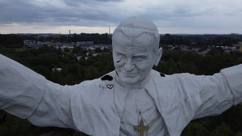 Zamiast Jana Pawła II, Mariusz Pudzianowski. Zdewastowano pomnik Papieża Polaka w Częstochowie