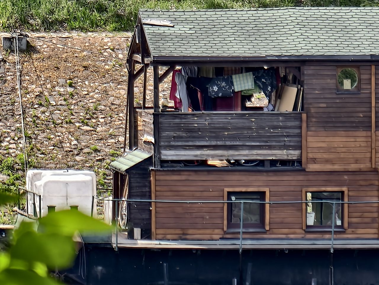 Pierwsza sekwencja zdjęć - widok na barkę mieszkalną.