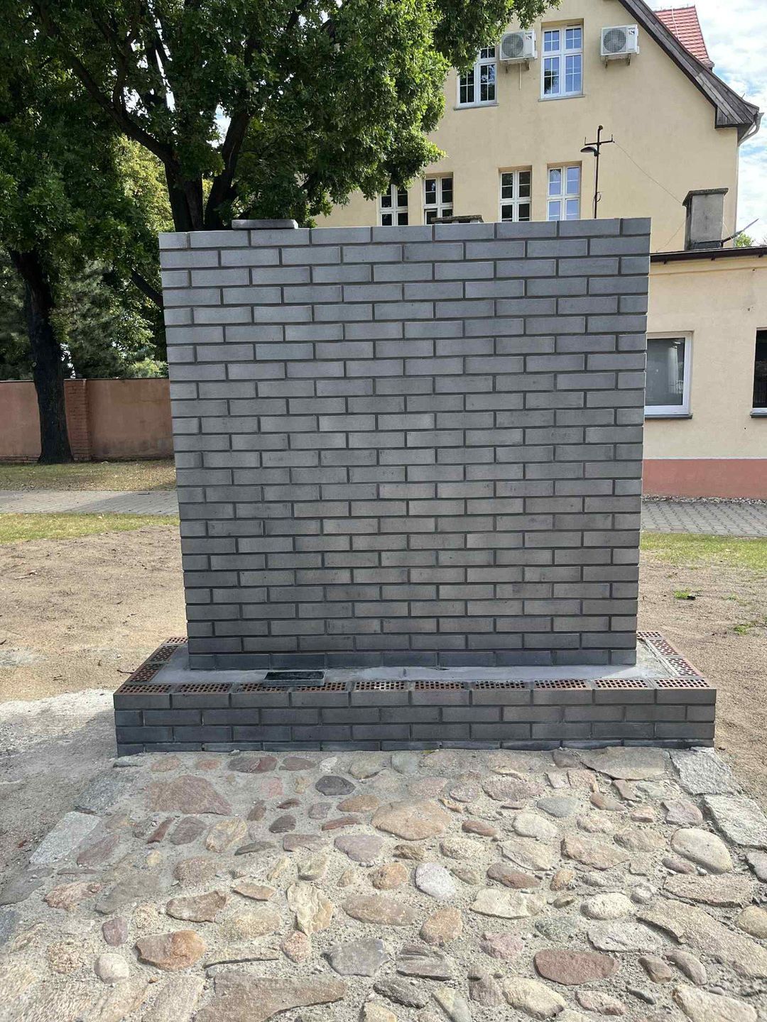 Odsłonięcie pomnika ofiar niemieckiego nalotu w Komarnie pod Lwowem