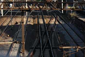 Tajemniczy błysk na torach. Do akcji wkroczyły służby