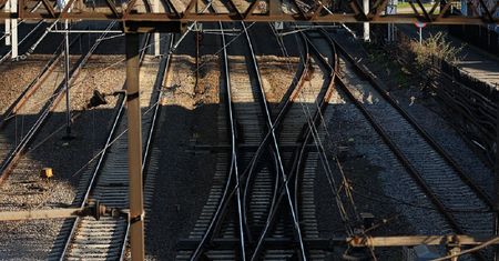 Tajemniczy błysk na torach. Do akcji wkroczyły służby