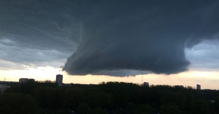 Apokaliptyczna chmura nad miastem. Grad wielkości piłek tenisowych