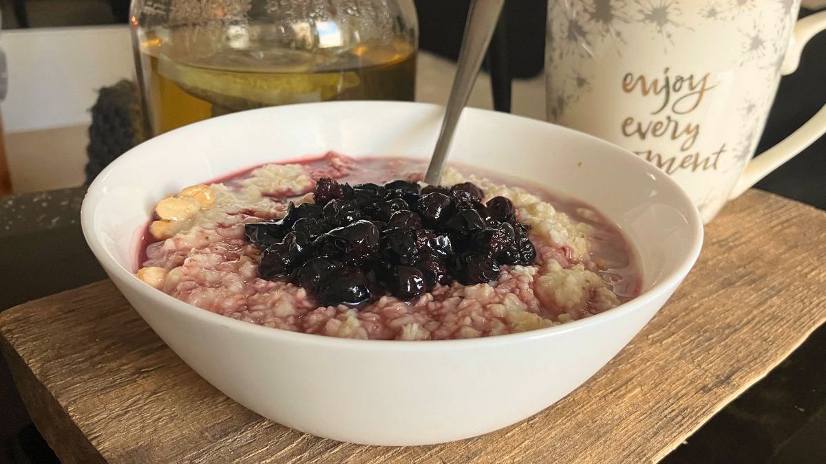 Owsianka z aronią jest bogata w witaminę C i antyoksydanty