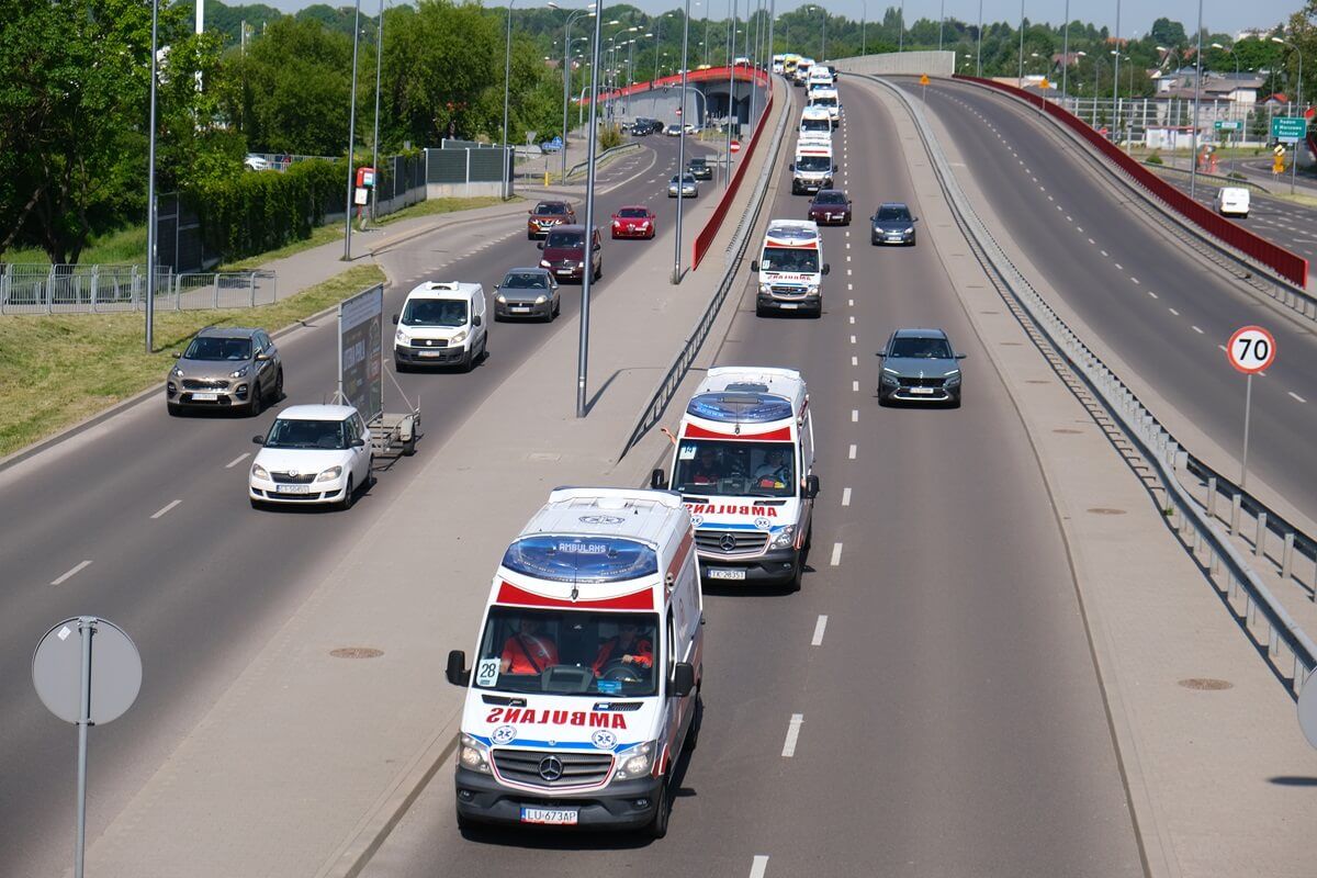 Przejazd ambulansów przez Lublin