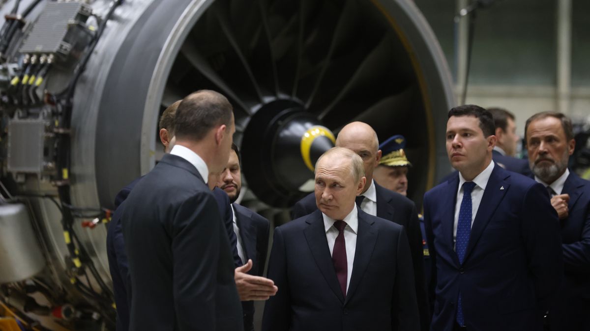 SAMARA, RUSSIA - SEPTEMBER 05: (RUSSIA OUT) Russian President Vladimir Putin looks at an aircraft engine while visiting the ODK -Kuznetsov (OEK Kuznetsov), a military industry company on September 5, 2025 in Samara, Russia. Putin visited an aircraft engine plant in Samara after attending the Eastern Economic Forum in Vladivostok. (Photo by Contributor/Getty Images)
