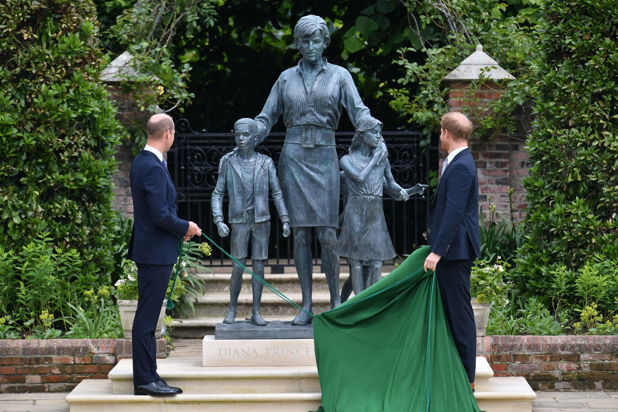 William i Harry na odsłonięciu pomnika księżnej Diany