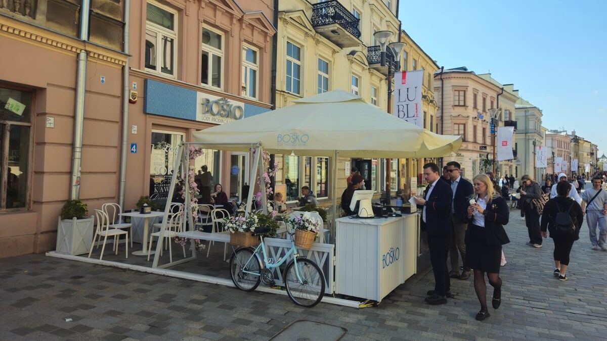 Ogródek gastronomiczny lodziarni Bosko na deptaku w Lublinie