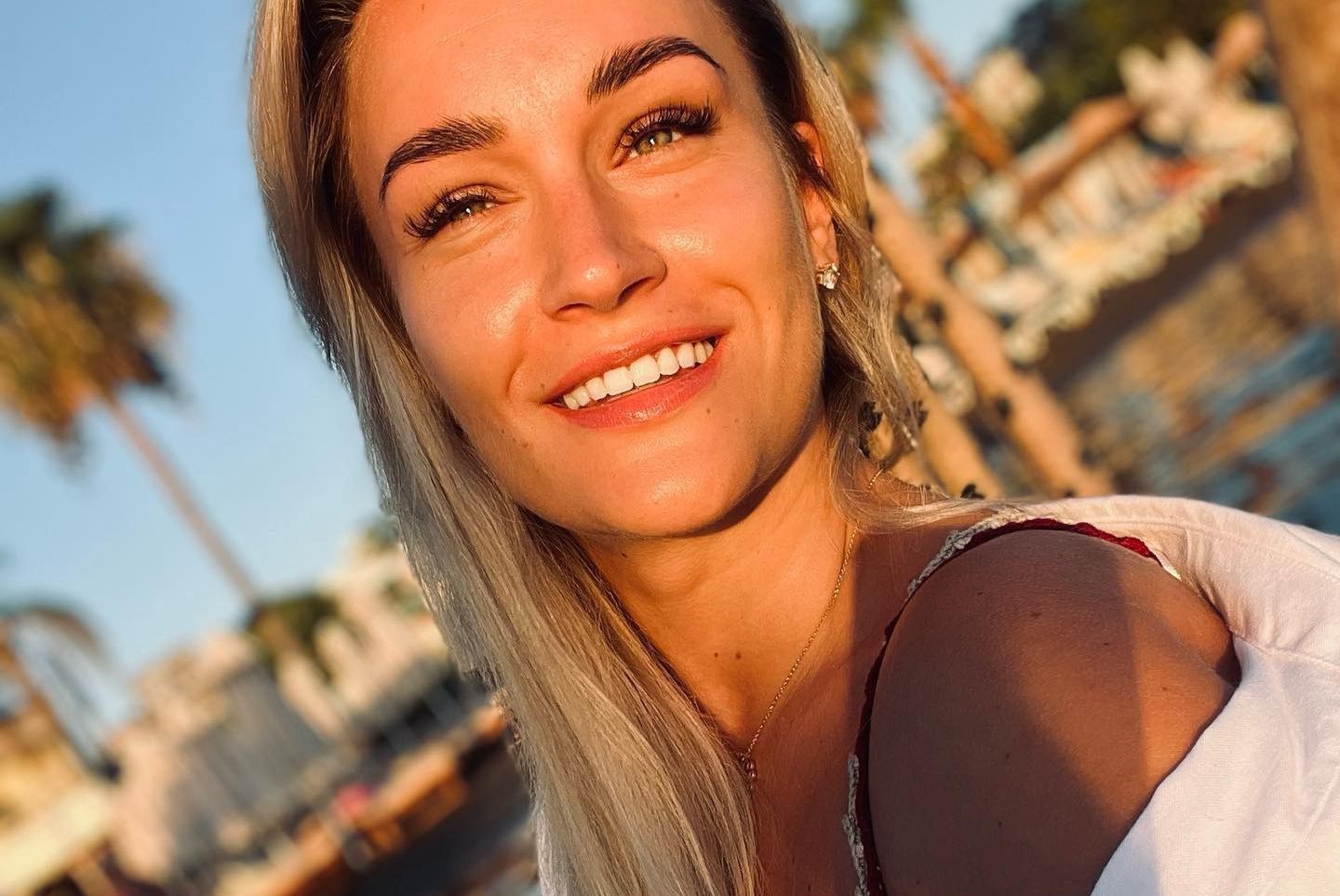 "Królowa pieczarek" pozuje w bikini. Fani porównują ją do Sharon Stone