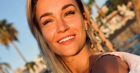 "Królowa pieczarek" pozuje w bikini. Fani porównują ją do Sharon Stone