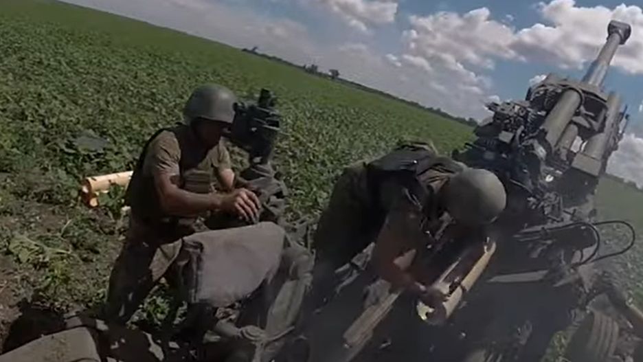 Youtube printscreen/ Atak na rosyjskie pozycje z amerykańskiej haubicy M777