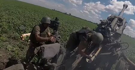 Tak Ukraińcy obsługują haubice z USA. "Koledzy z NATO zaskoczeni"