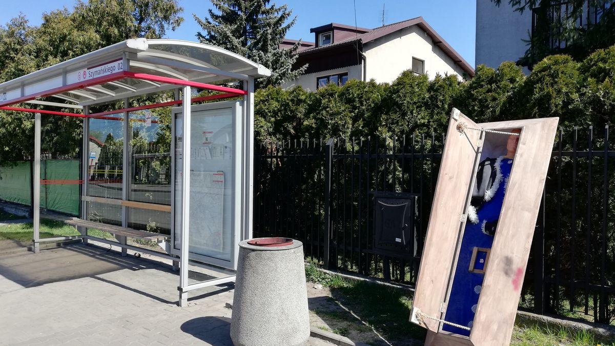 Pozostawiona na przystanku trumna