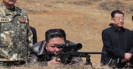 Kim Dzong Un z inspekcją wojsk specjalnych. Przetestował nowy karabin