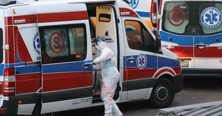 Wrocław. Koszmar pod szpitalem. 87-latka czekała w karetce 8 godzin bez wody i jedzenia