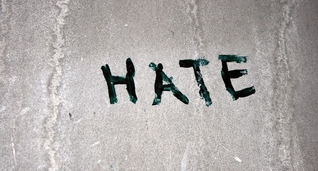 Niezadowolenie z życia główną przyczyną hejtu w internecie