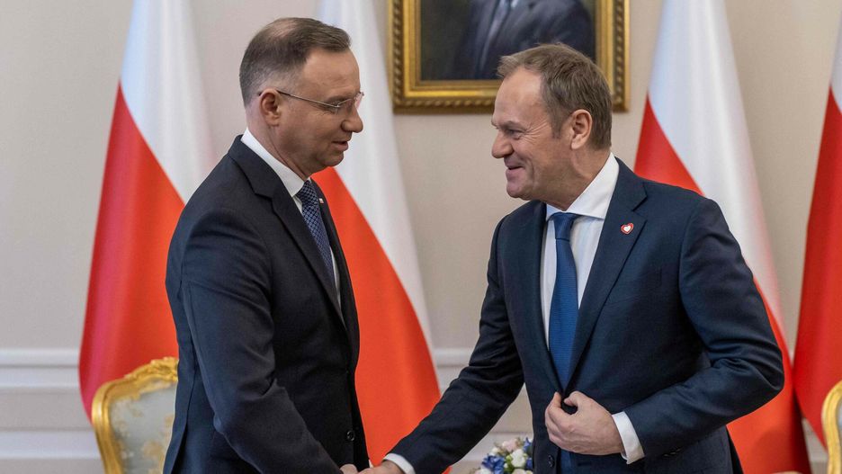 Archiwum zagraniczne East News 2024-02
(FILES) Polish President Andrzej Duda (L) and Polish Prime Minister Donald Tusk (R) shake hands during their meeting at the Presidential Palace in Warsaw, Poland, on January 15, 2024. US President Joe Biden will host Poland's squabbling premier and president next month, the White House said on February 15, 2024, to shore up solidarity for Ukraine's fight against the Russian invasion. (Photo by Wojtek Radwanski / AFP)
WOJTEK RADWANSKI