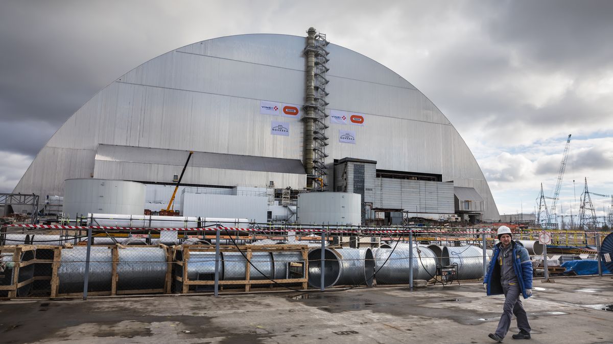 Na zdjęciu kopuła ochronna rozciągnięta nad elektrownią w Czarnobylu