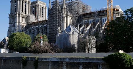 Francja. Plac przed katedrą Notre-Dame w Paryżu znowu otwarty dla turystów