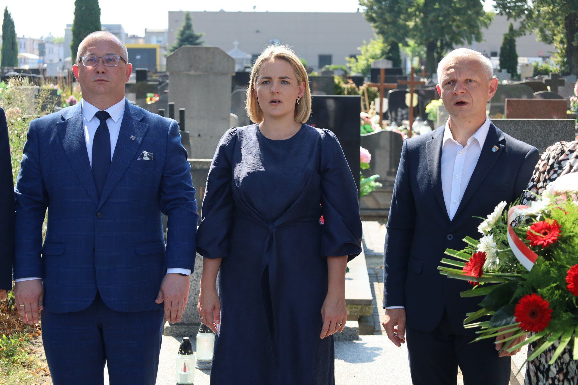 Delegacje złożyły kwiaty pod iglicą 56 PP Wlkp. (2 PSW), który znajduje się obok mogił weteranów wojny polsko-bolszewickiej