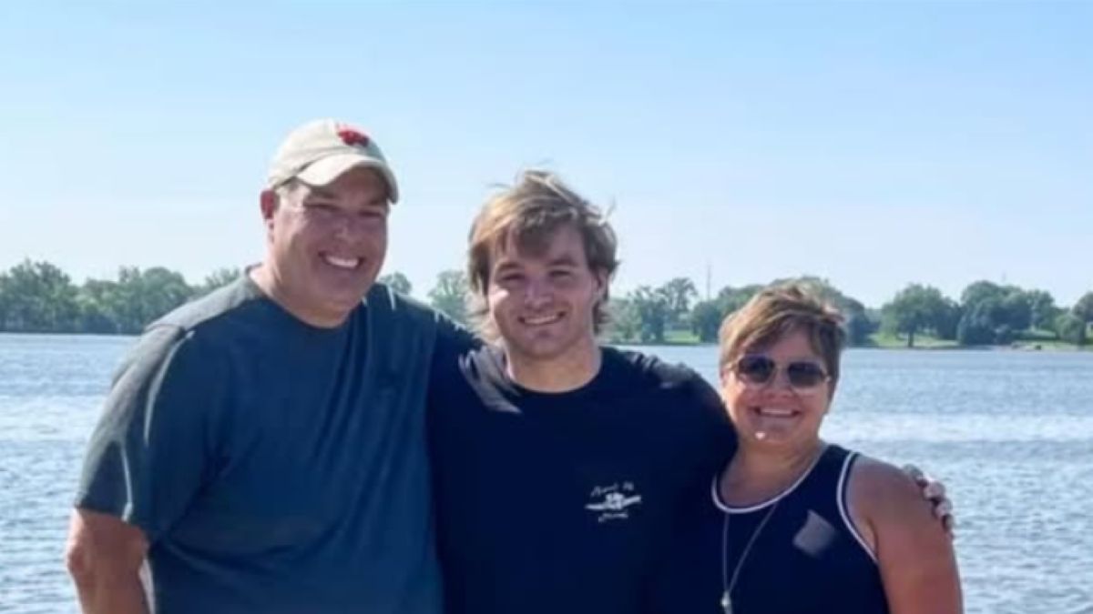 Cole Schmidtknecht z rodzicami
