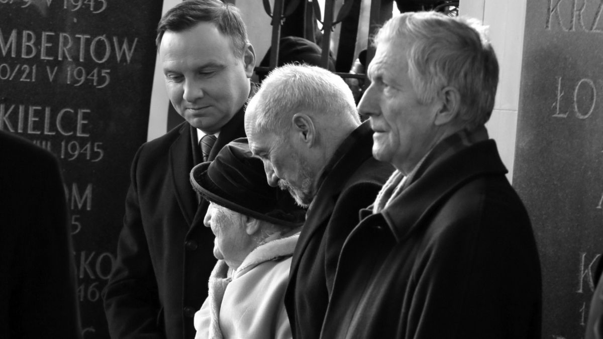 Warszawa, rok 2016. Adam Broński (pierwszy z prawej) w towarzystwie prezydenta Dudy, Antoniego Macierewicza i Cecylii Szumskiej podczas uroczystości odsłonięcia na Grobie Nieznanego Żołnierza drugiej tablicy honorującej Żołnierzy Wyklętych