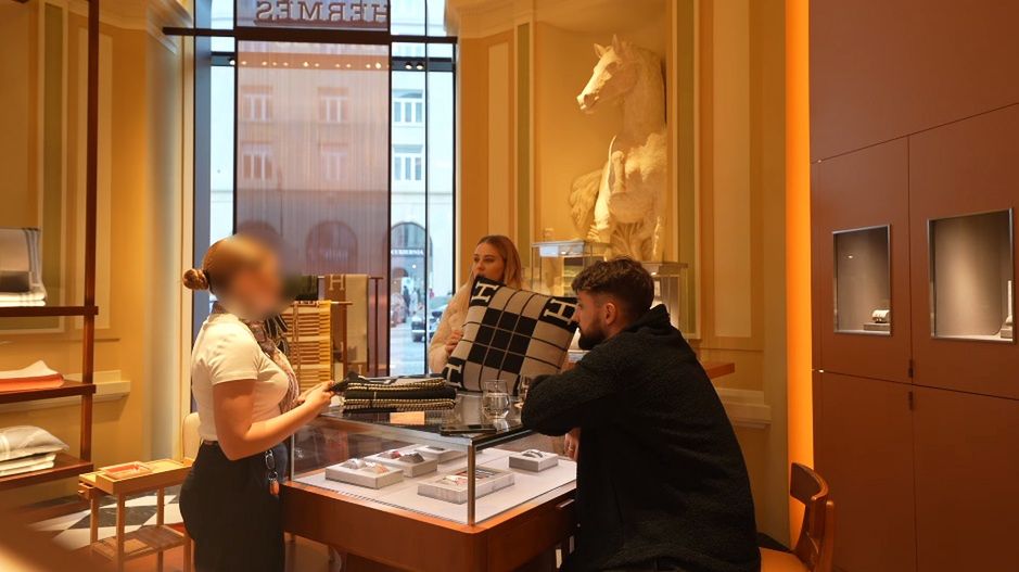 Andziaks i Luka kupują dodatki w salonie Hermes