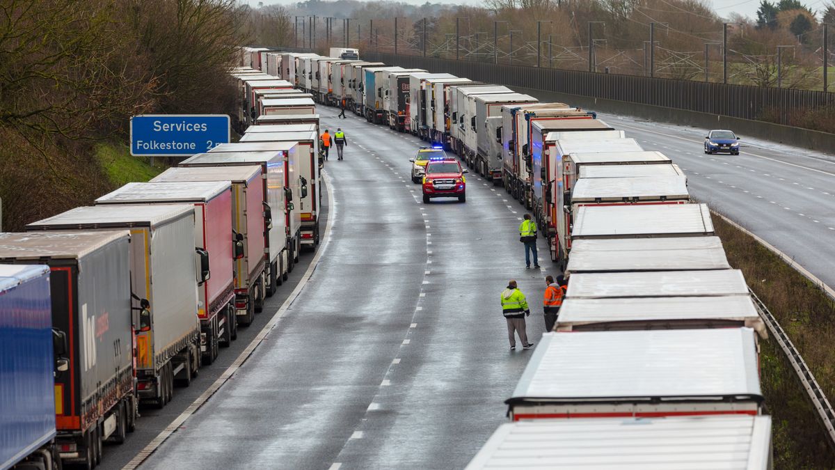Gigantyczne kolejki do wyjazdu z Wielkiej Brytanii Dostawca: PAP/EPA.