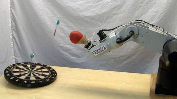 Robot z balonem zamiast dłoni nie tylko podnosi przedmioty, ale celnie nimi rzuca 1