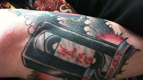 TOP 13 dziwnych tatuaży ze starymi gadżetami 1