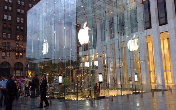 Apple Store przy Piątej Alei w Nowym Jorku (Fot. Flickr/MD111/Lic. CC by-sa)