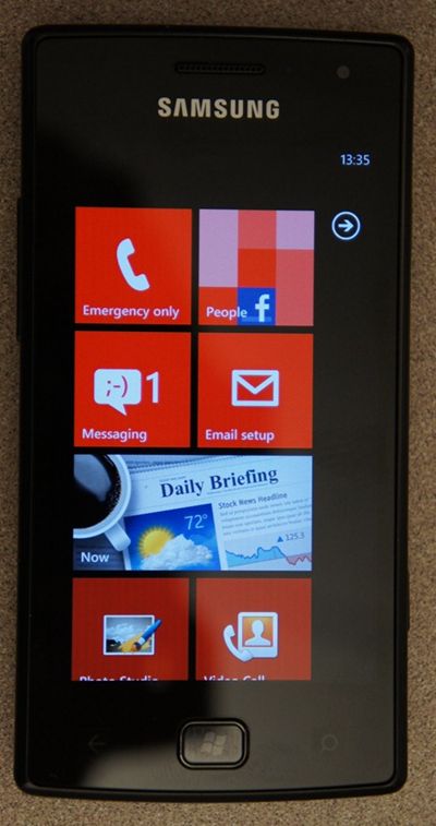 Samsung Omnia W pozuje do zdjęć w realu 3