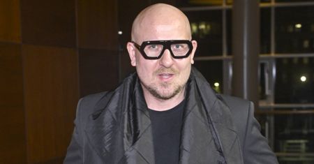 Współpracuje z gwiazdami. Zdradził, kto nie musi płacić za ubrania