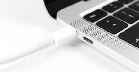 Nie odłączasz laptopa od prądu? Możesz mu poważnie zaszkodzić