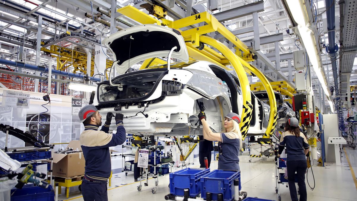 Na zdjęciu montaż samochodu w zakładzie Maserati - mikołowska fabryka produkowała wiązki elektryczne do aut tej marki