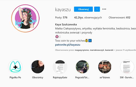 Influencerka Kayaszu reklamowała rajstopy w drodze na pogrzeb ojca. „Świadoma strategia”