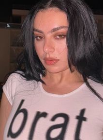 Popularna sieciówka dołącza do Brat Summer? Fani zawiedzeni