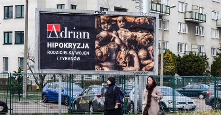 Producent rajstop szokuje. Zmasakrowane lalki na billboardach