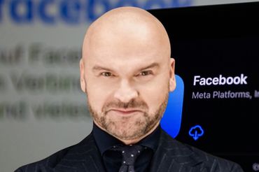 Rafał Brzoska na tle aplikacji Facebooka, fot. unsplash