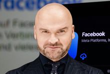 Rafał Brzoska na tle aplikacji Facebooka, fot. unsplash