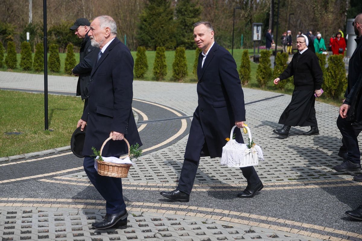 Andrzej Duda z ojcem Janem Tadeuszem Duda pod kościołem NMP Królowej Polski na Woli Justowskiej