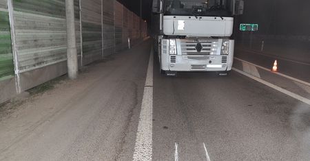 Śmiertelny wypadek z udziałem pieszego. Prawdopodobnie wbiegł pod pędzące auto. Kierowca nie miał szans na reakcje