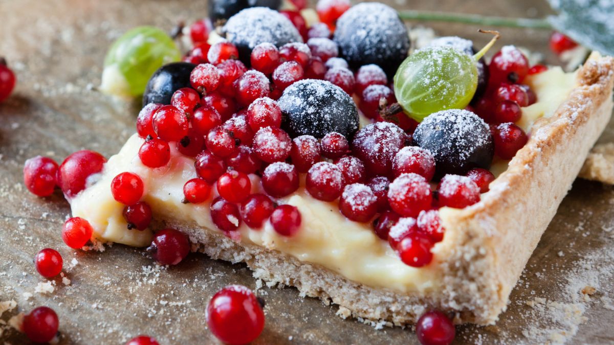 Ciasto na cienkim spodzie lepiej eksponuje smak letnich owoców