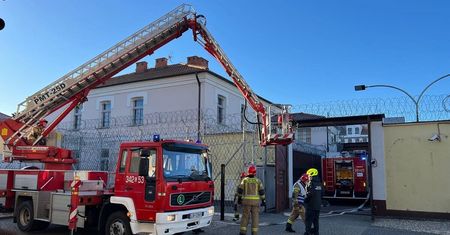 Pożar zakładu karnego w Białej Podlaskiej. Strażacy i funkcjonariusze Służby więziennej przeprowadzili ćwiczenia